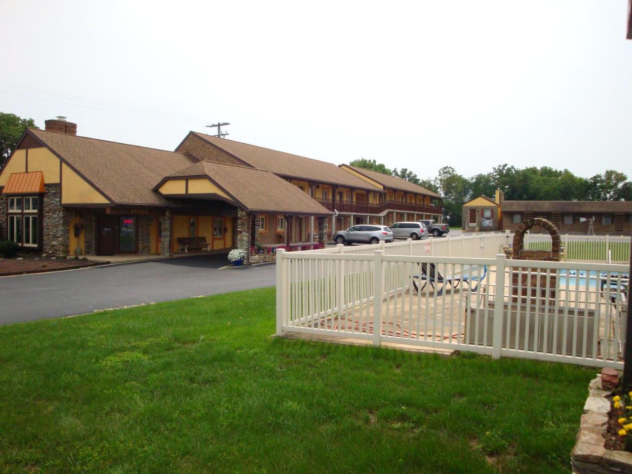 Soudersburg Inn & Suites Lancaster Ronks Luaran gambar